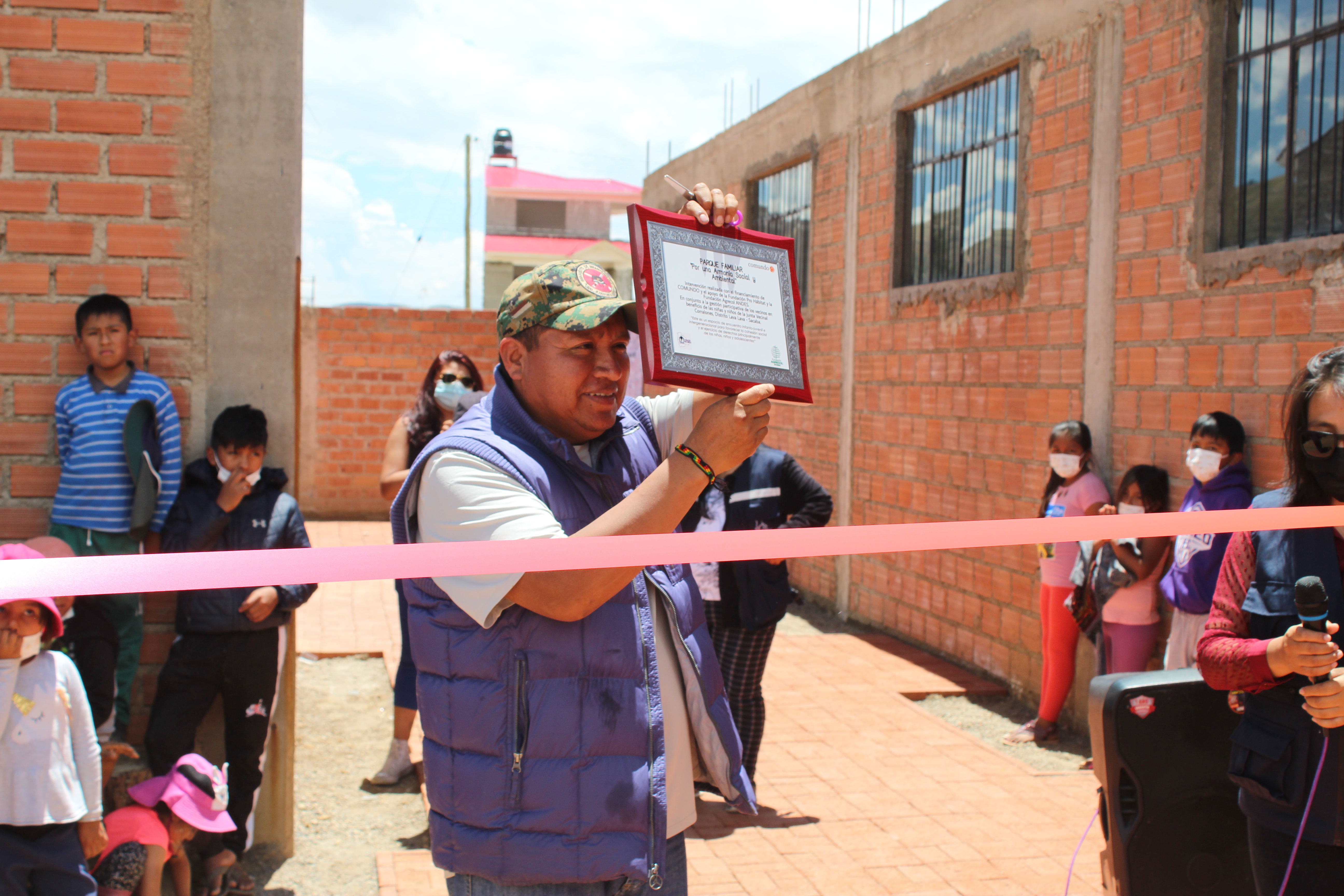 Edgar García, presidente de Corralones, recibe la placa del parque